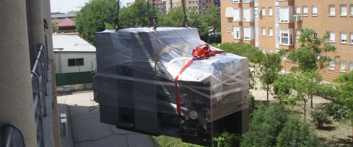 La carga de un usado la máquina de impresión Heidelberg SM 52-5-H en Madrid con grúa vendida a China