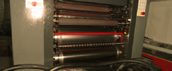 La limpieza de un usado la máquina de impresión Heidelberg SM 52